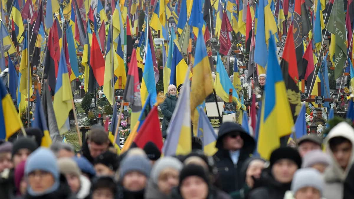 People gather to pray for the fallen at a cemetery in Lviv, Ukraine, 28 December 2024. Photo: EPA-EFE