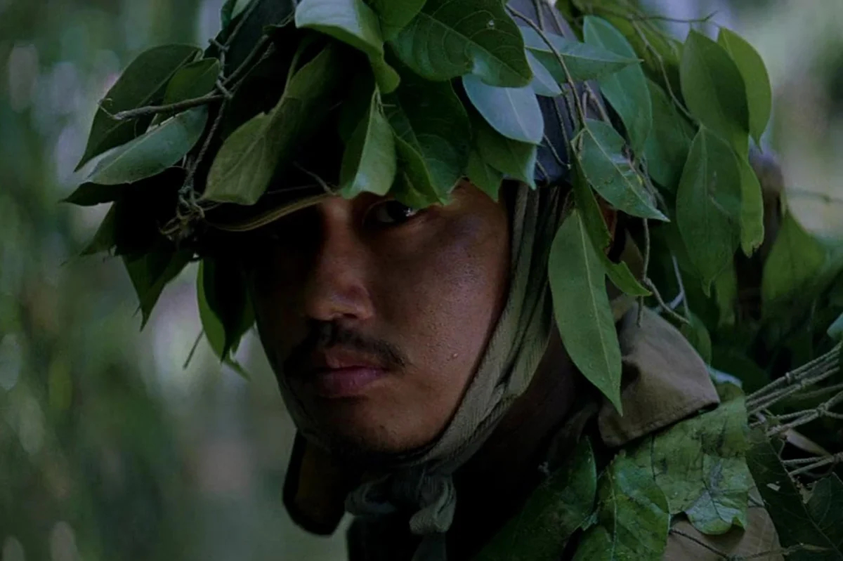 Кадр из фильма «Тонкая красная линия» (The Thin Red Line). Фото: <a data-sk="tooltip_parent" data-stringify-link="http://imdb.com" href="http://imdb.com/" rel="noopener noreferrer" target="_blank">imdb.com</a>