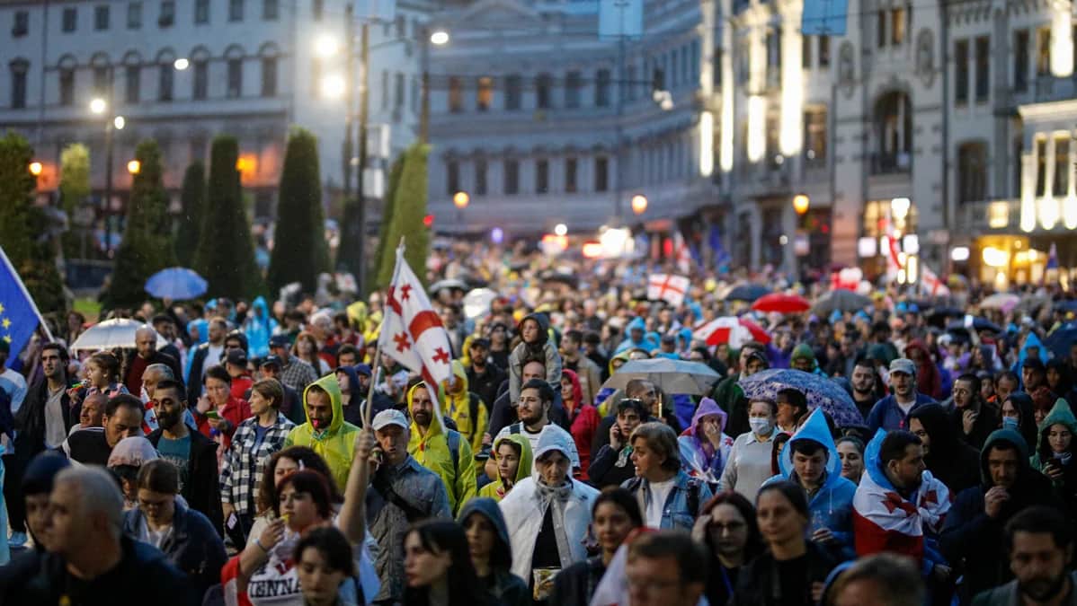 Сторонники грузинской оппозиции принимают участие в шествии против законопроекта об «иностранных агентах» в центре Тбилиси, Грузия, 11 мая 2024 года. Фото: David Mdzinarishvili / EPA-EFE