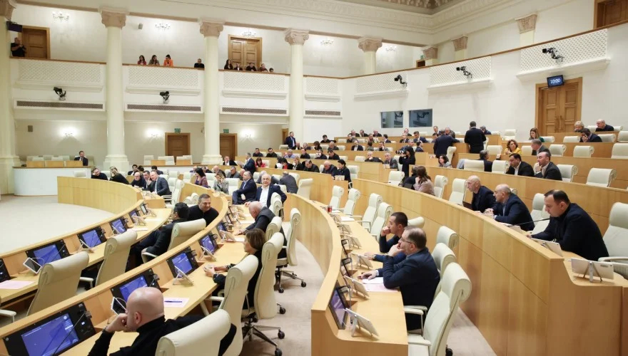 Парламент Грузии. Фото: <a href="https://parliament.ge/media/news/parlamentma-vazisa-da-ghvinis-shesakheb-kanonshi-tsvlileba-sheitana">parliament.ge</a>