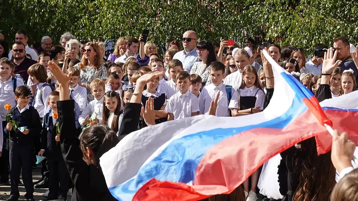 Первоклассники на линейке в честь начала учебного года. Подольск, 1 сентября 2023 года. Фото: Максим Шипенков / EPA-EFE