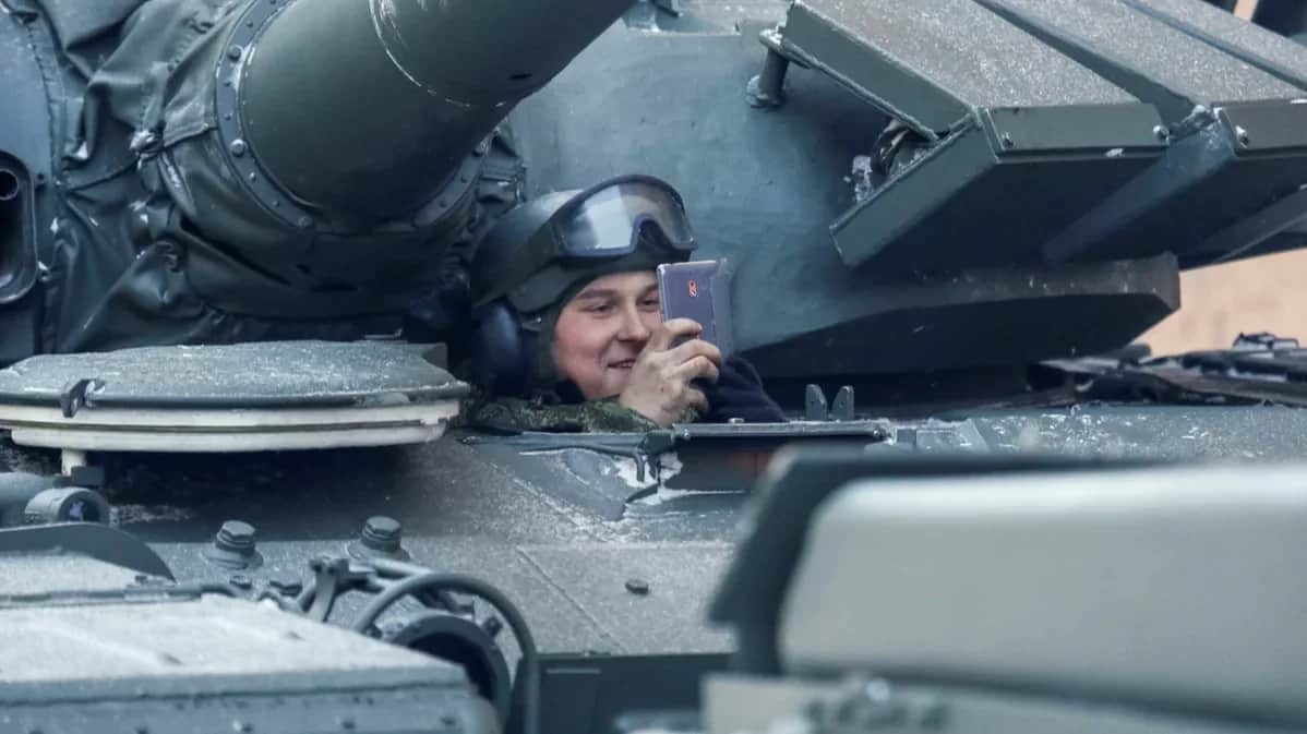 A Russian serviceman uses his phone in a tank, St. Petersburg, Russia, 27 January 2019. Photo: Anton Vaganov / Reuters / Scanpix / LETA