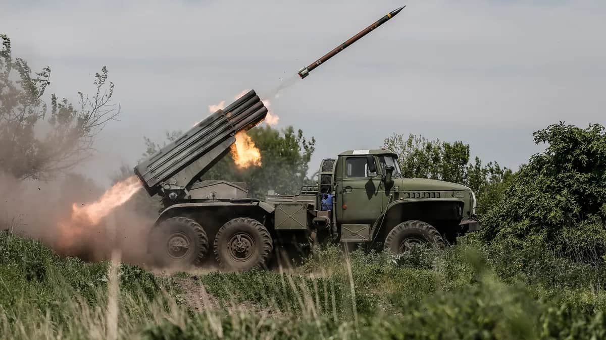 Украинские военнослужащие из 24-й механизированной бригады ведут огонь из реактивной системы залпового огня (РСЗО) БМ-21 «Град» в направлении Бахмута. Фото: EPA-EFE/OLEG PETRASYUK