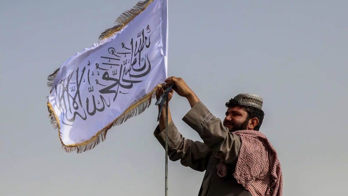 A Taliban fighter raises a flag on top of a vehicle while on patrol in Kandahar, Afghanistan, 17 August 2021. Photo: EPA-EFE.