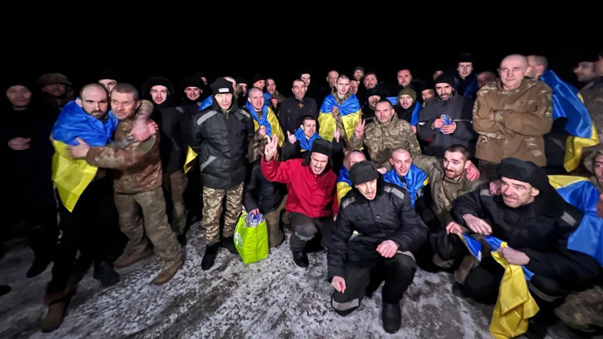Освобожденные украинцы после обмена военнопленными между Россией и Украиной, 3 января 2024 года. Фото: Дмитрий Лубинец / <a data-sk="tooltip_parent" data-stringify-link="https://www.facebook.com/share/p/87rJ16tJFnmLDdd4/" href="https://www.facebook.com/share/p/87rJ16tJFnmLDdd4/" rel="noopener noreferrer" target="_blank">Facebook</a>