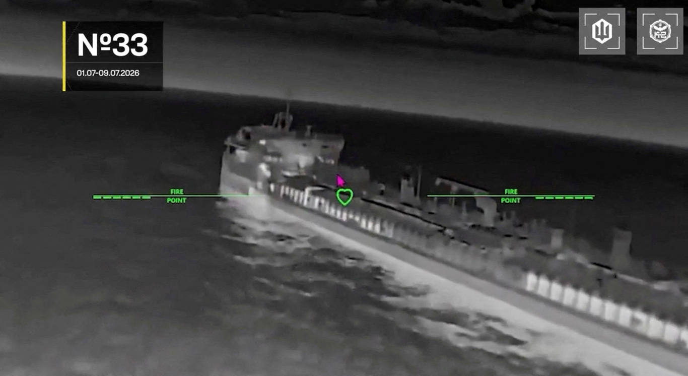 Момент поражения украинским беспилотником российского танкера в Азовском море, 9 июля 2026 года. Фото: Reuters / Scanpix / LETA