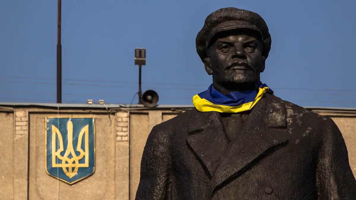 A Ukrainian national flag is placed around Lenin’s neck in the eastern Ukrainian city Slovyansk, 12 March 2015. Photo: EPA/ROMAN PILIPEY