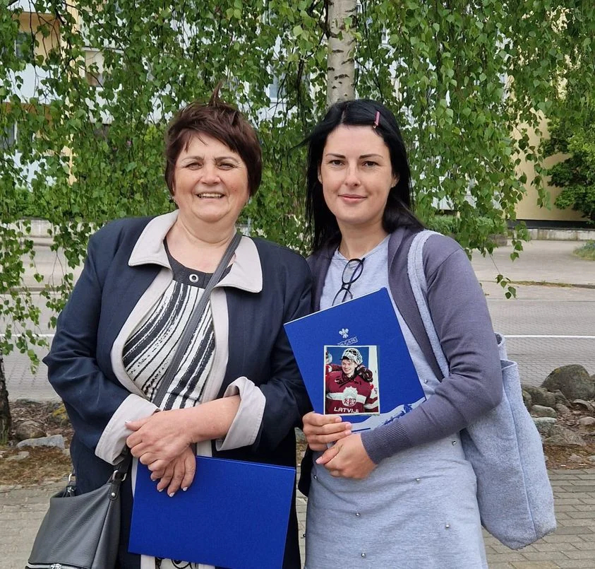 Активистка Ольга Петкевич (справа) и Ирина Шилова (слева), бабушка вратаря сборной Латвии по хоккею. Фото: Facebook