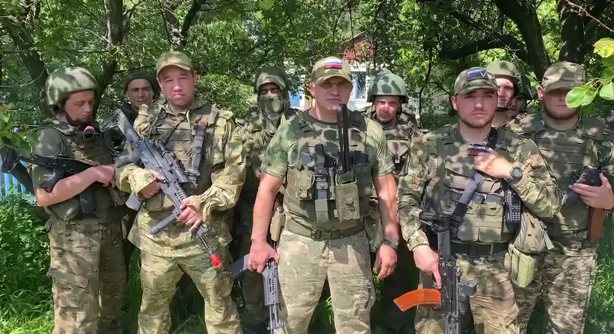 Командир штурмового отряда «Шторм Z» Алиетдин Махмудов (позывной Али) и его бойцы. Фото: скрин <a href="https://vk.com/video-213127547_456267996">видео</a>