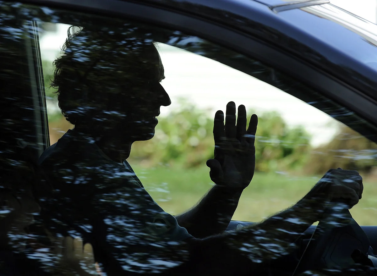 Роберт Ф. Кеннеди-младший машет рукой, выезжая из комплекса Кеннеди в Хайаннис-Порте, Массачусетс, США, 26 августа 2009 года. Фото: Matt Campbell / EPA