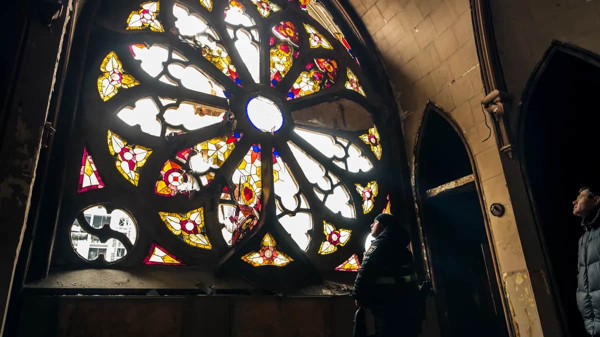 Police officers inspect the damage inside the St. Nicholas Roman Catholic Church near the site of a missile strike in downtown Kyiv, Ukraine, 20 December 2024. Photo: EPA-EFE/MAXYM MARUSENKO