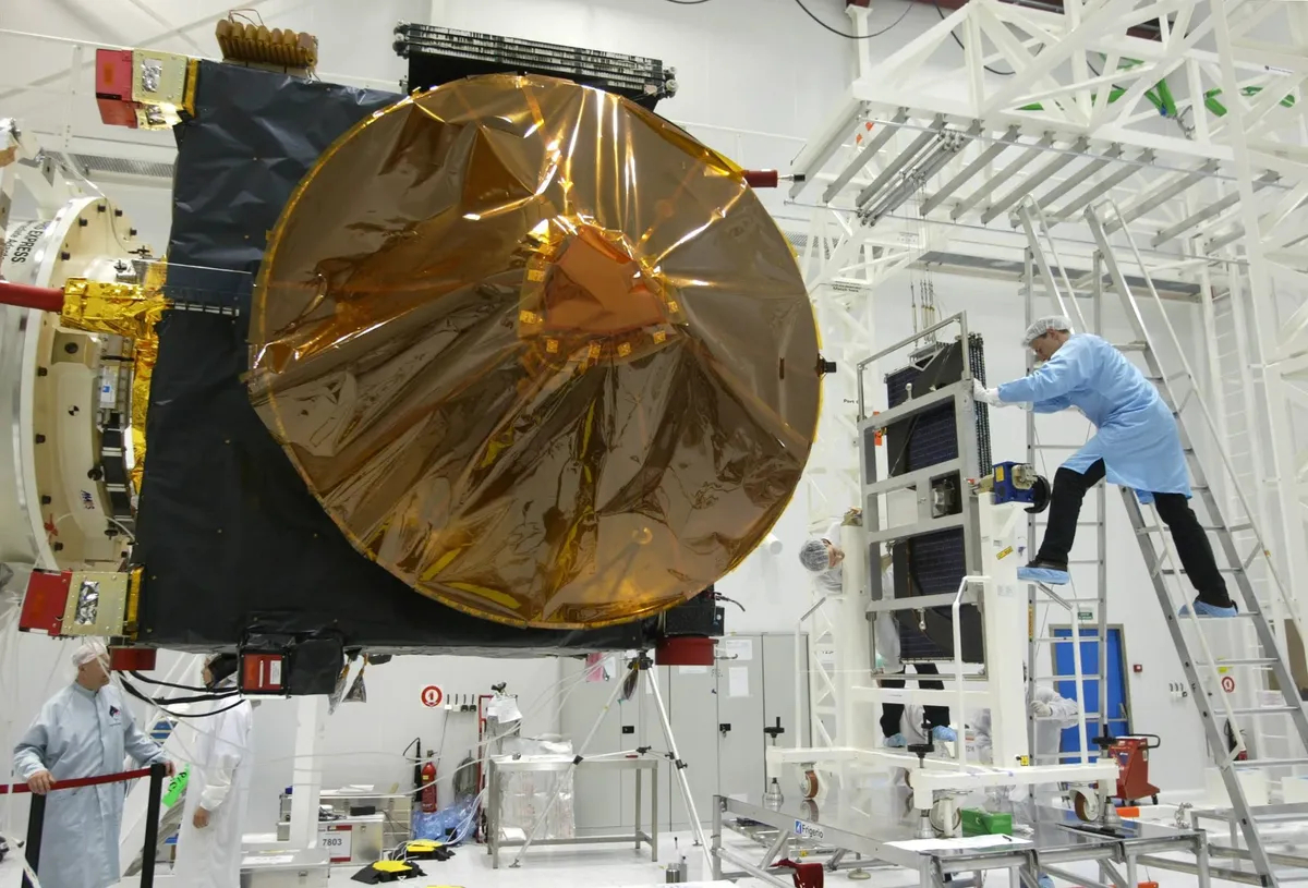 Инженеры российско-французского общества Starsem работают над спутником Mars Express, готовя его к запуску на космодроме Байконур, Казахстан, 23 апреля 2003 года. Фото: EPA PHOTO / SERGEI CHIRIKOV
