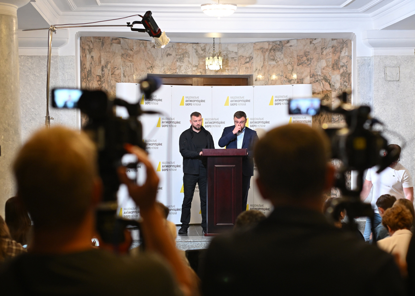 Руководитель Специализированной антикоррупционной прокуратуры Александр Клименко (слева) и директор Национального антикоррупционного бюро Украины Семен Кривонос во время совместного брифинга. Киев, Украина. 14 сентября 2026 года. Фото: Yevhen Kotenko / Ukrinform / Shutterstock / Rex Features / Vida Press