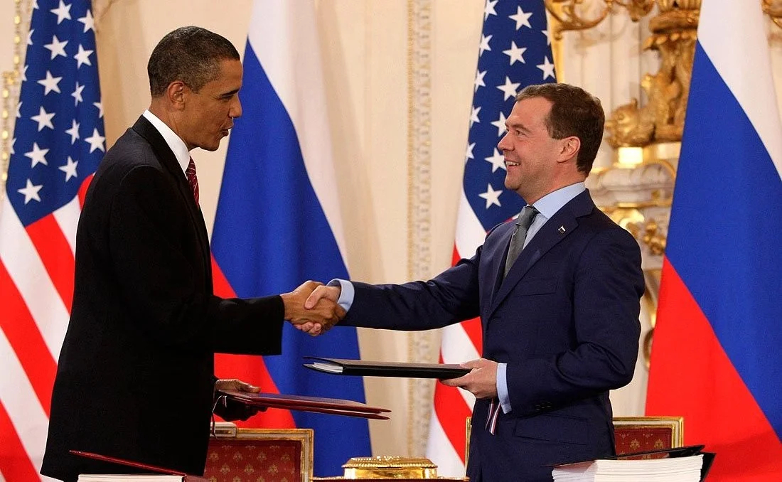 Barack Obama and Dmitry Medvedev upon signing the New START treaty in Prague, 8 April 2010. Photo: Wikimedia Commons, CC BY 4.0