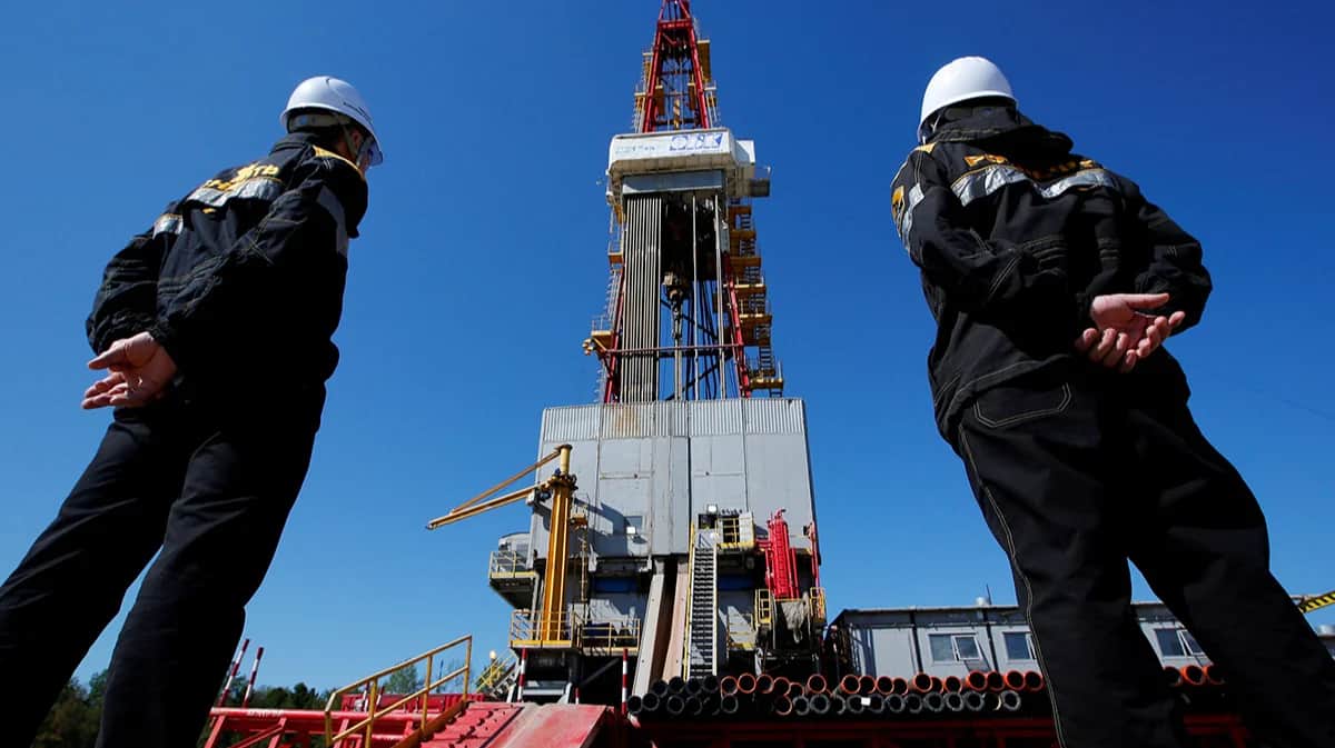 Рабочие осматривают буровую установку «Роснефти», Нефтеюганск, Россия, 4 августа 2016 года. Фото: Сергей Карпухин / REUTERS / Scanpix / LETA