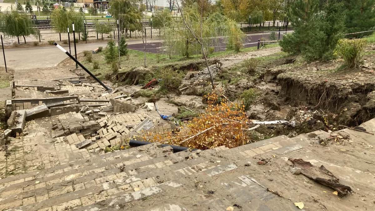 Провал, образовавшийся после прорыва канализации в Волгограде. Фото: Ирина Купряхина, для «Новой газеты Европа»