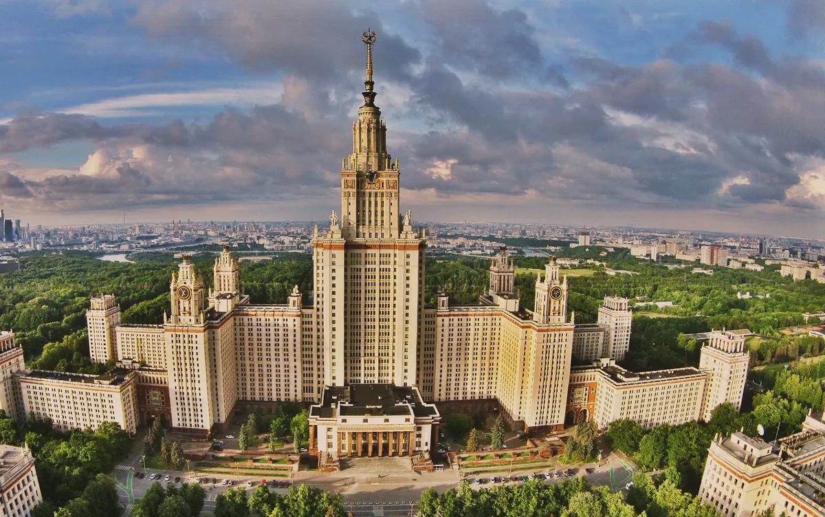 Главное здание МГУ имени М. В. Ломоносова в Москве. Фото: <a href="https://commons.wikimedia.org/w/index.php?curid=43020846">Wikimedia Commons</a>, CC BY-SA 4.0