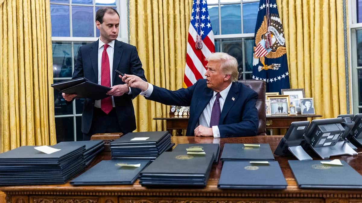Президент США Дональд Трамп подписывает многочисленные указы в первый день своего президентства в Овальном кабинете Белого дома в Вашингтоне, округ Колумбия, США, 20 января 2025 года. Фото: Jim Lo Scalzo / EPA-EFE