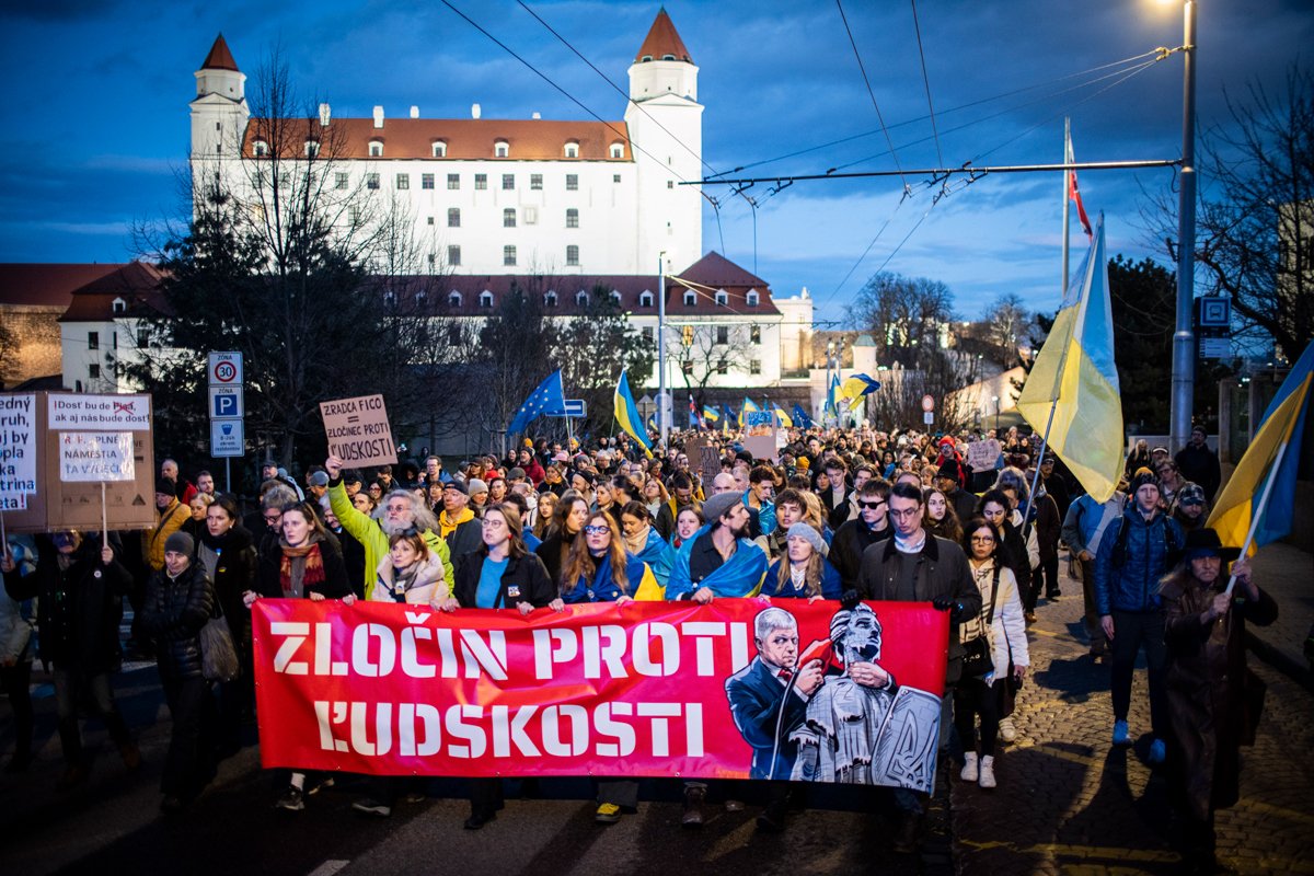 Заглавный транспорант с надписью «Преступления против человечности». Фото: Jakub Gavlak / EPA