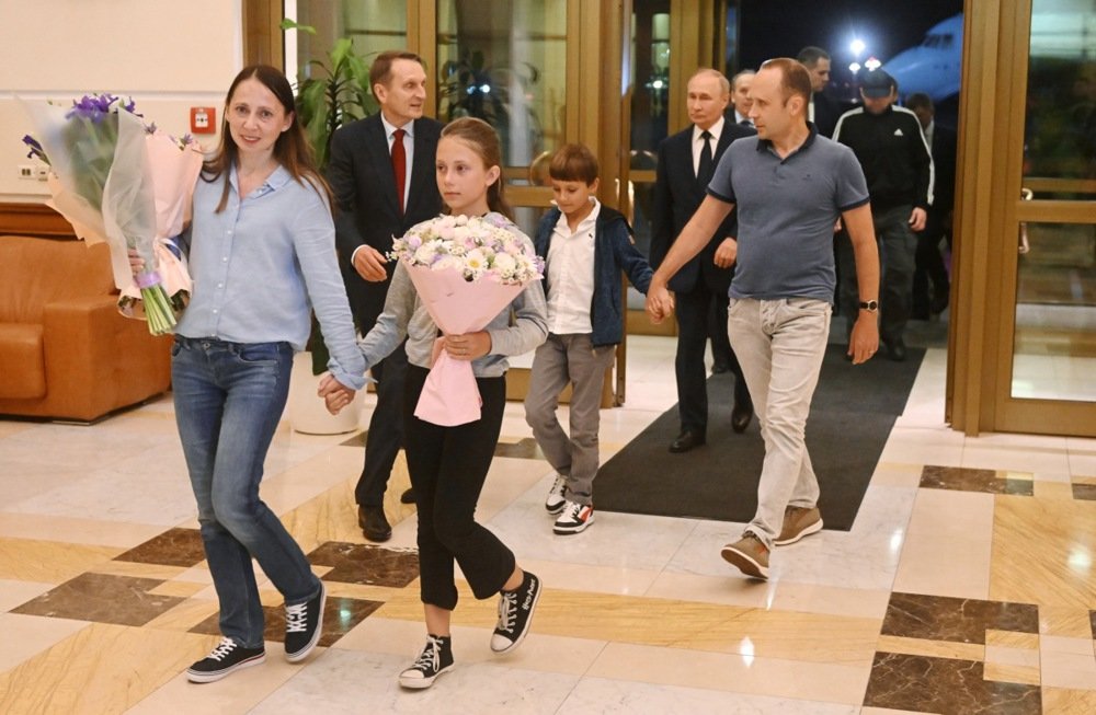 The Dultsevs arrive at Moscow’s Vnukovo Airport as part of the biggest ever prisoner swap between Russia and the West, 1 August 2024. Photo: EPA-EFE / MIKHAIL VOSKRESENSKIY /SPUTNIK / KREMLIN POOL