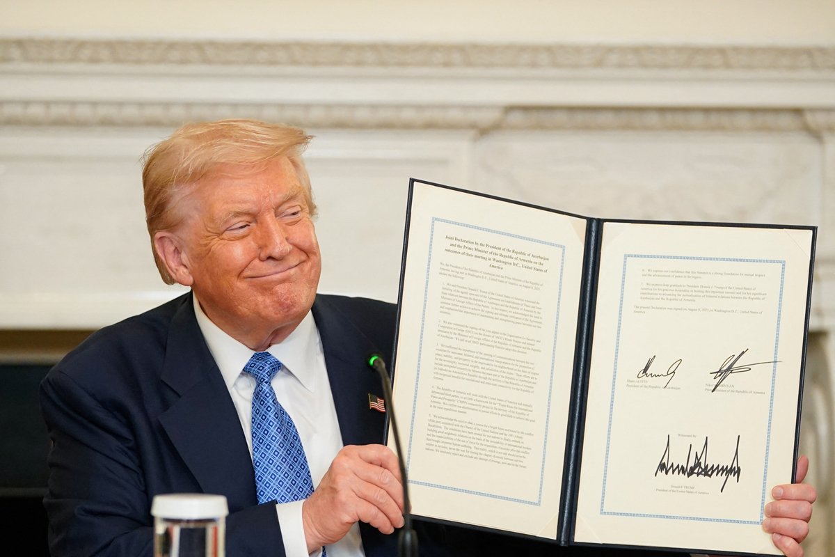 Дональд Трамп демонстрирует подписанную трехстороннюю декларацию, Вашингтон, округ Колумбия, США, 8 августа 2025 года. Фото: Nathan Howard / Abaca Press / ddp images / Vida Press