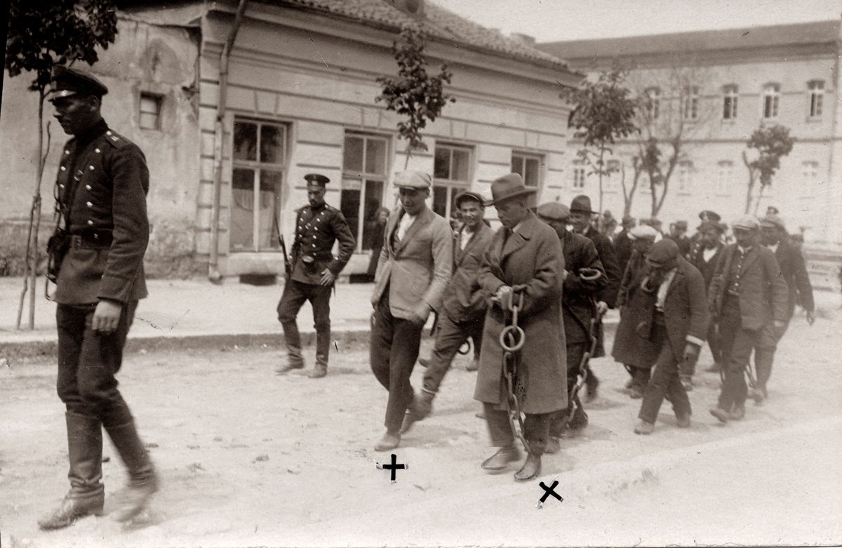 Двое из преступников, совершивших нападение, перед смертной казнью, 1925 год. Фото: Wikimedia