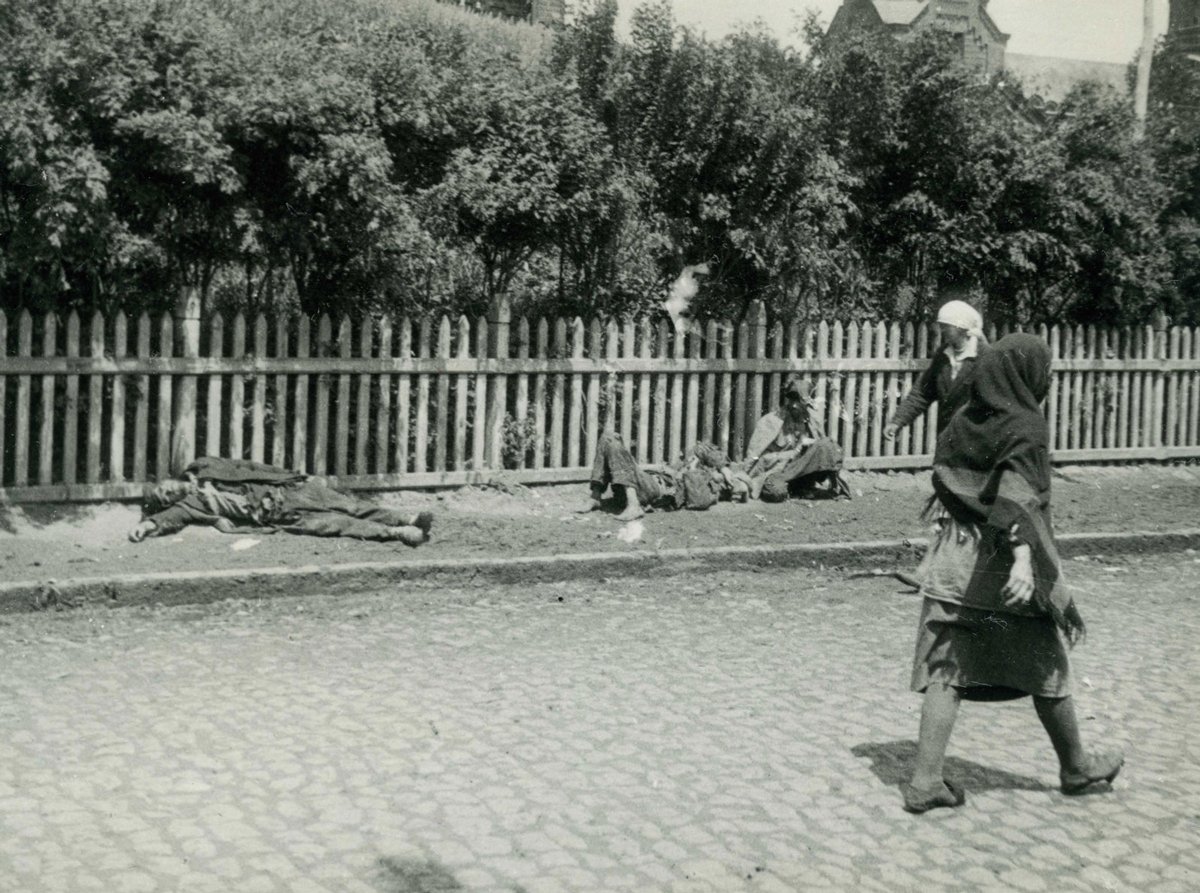 Голодные крестьяне на улице в Харькове во время Голодомора, 1933 год. Фото из выставки «Famine in the Soviet Ukraine, 1932–1933», Гарвардский университет. Источник: Alinerawer /  Wikimedia