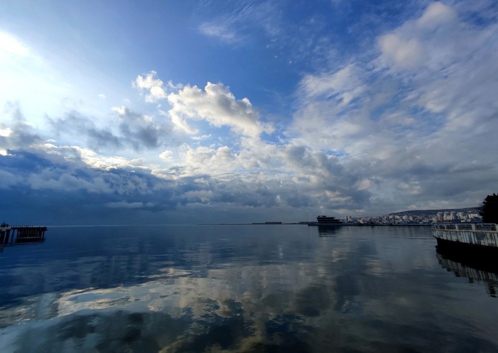 The seafront of Azerbaijan's capital Baku overlooks the Caspian, 9 November 2024. Photo: EPA/IGOR KOVALENKO