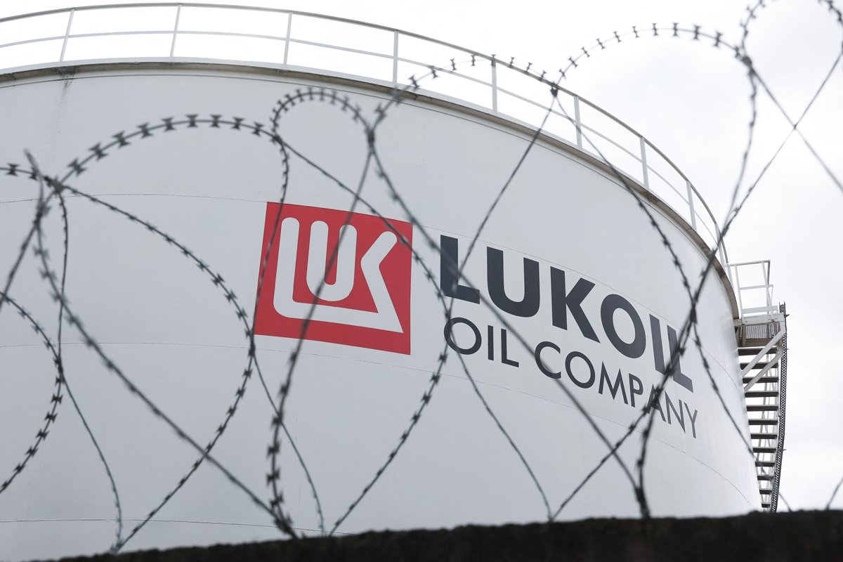 Резервуар для хранения топлива российской нефтяной компании «Лукойл» в Брюсселе, Бельгия, 13 мая 2022 года. Фото: Kenzo Tribouillard / AFP / Scanpix / LETA