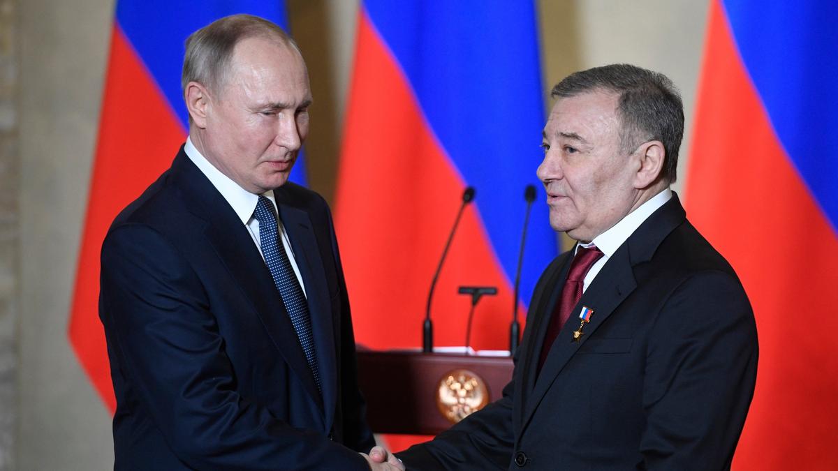 Крупнейшие национализированные компании передали людям из окружения Путина