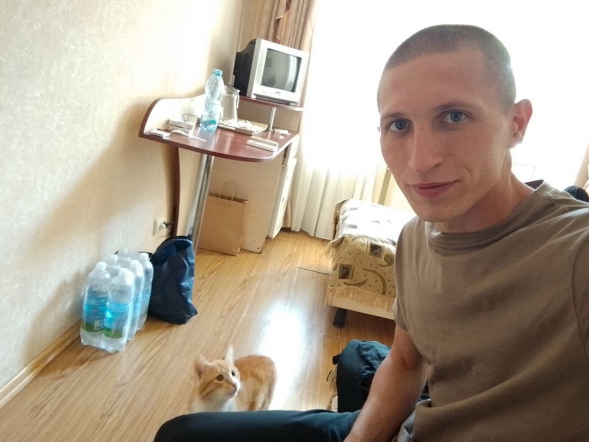 Станислав Панченко вместе с котом Мишко после освобождения в госпитале. Фото:  «Новости Донбасса»