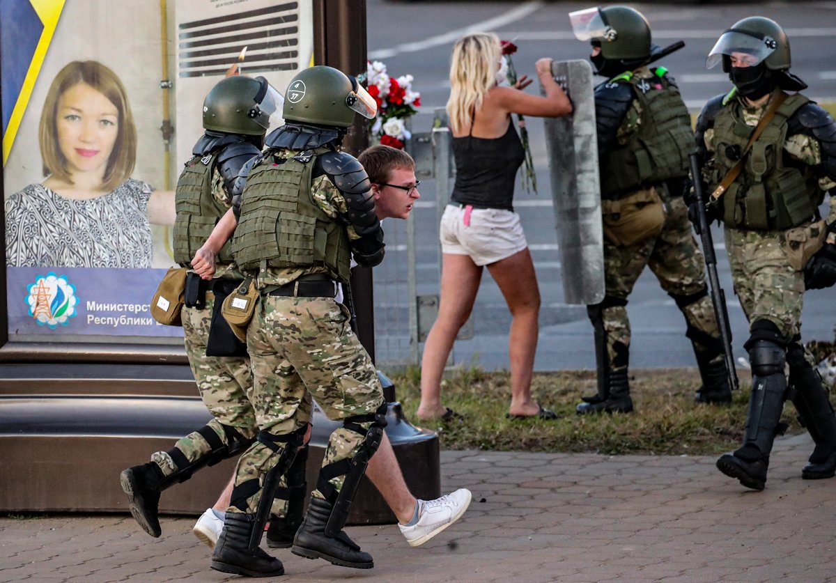 Белорусские спецназовцы задерживают людей во время акции протеста после президентских выборов, Минск, Беларусь, 11 августа 2020 года. Фото: Tatyana Zenkovich / EPA