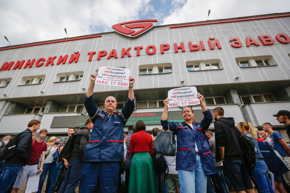 Сотрудники Минского тракторного завода на митинге против результатов президентских выборов, Минск, Беларусь, 14 августа 2020 года. Фото: Татьяна Зенькович / EPA
