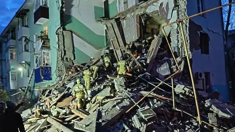 В Сызрани из-за атаки украинских дронов частично обрушился жилой дом. Погибли два человека