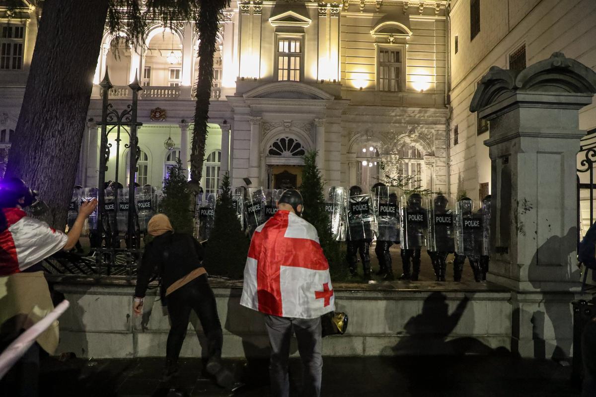 Anti-government protesters attempt to enter the presidential palace in Tbilisi, Georgia, 4 October 2025. Photo: EPA/DAVID MDZINARISHVILI