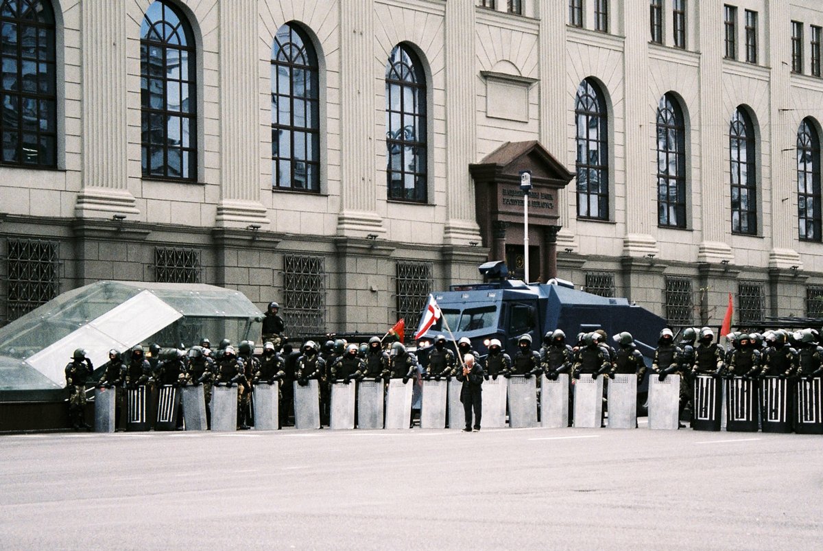 Нина Багинская с флагом на фоне силовиков, Минск, 28 сентября 2020 года. Фото: Jana Shnipelson /  Flickr  (CC0)