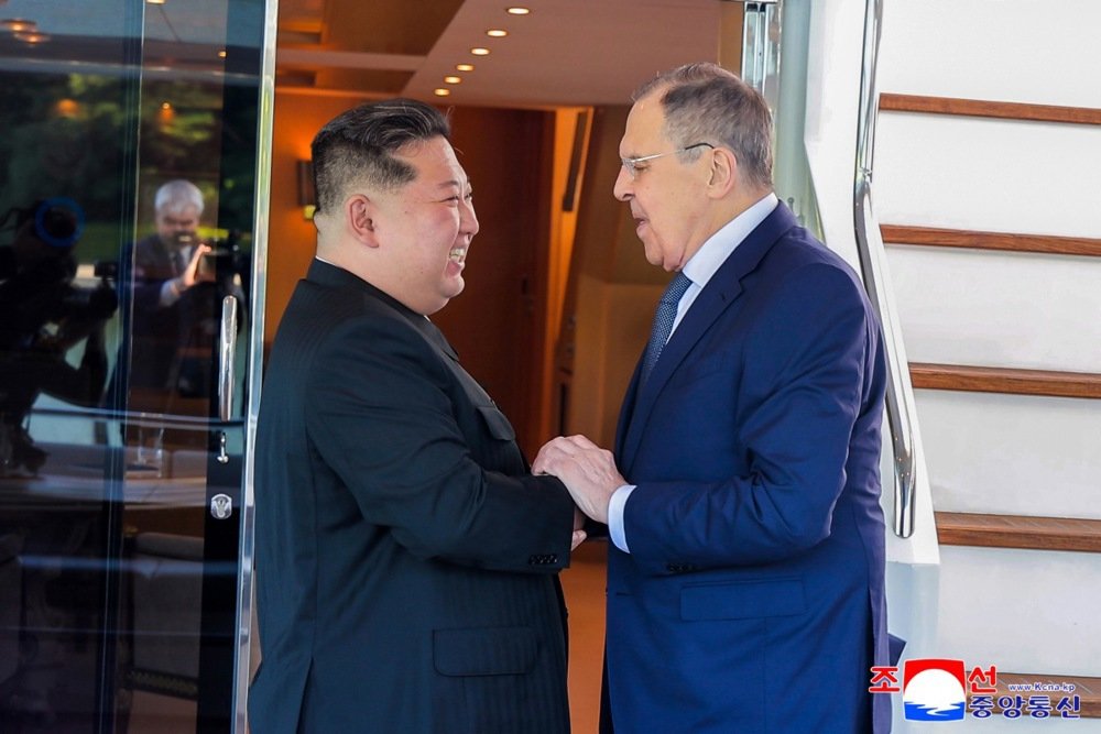 Kim Jong Un greets Russian Foreign Minister Sergey Lavrov during a meeting in Wonsan, North Korea, 12 July 2025. Photo: EPA/KCNA