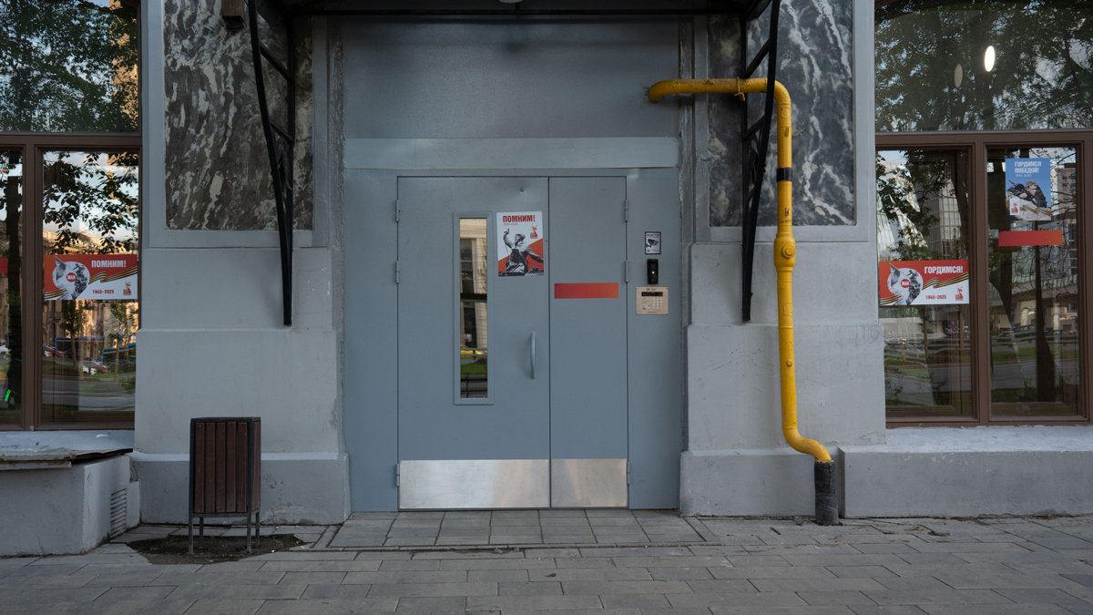 Жилой дом на Белорусской, украшенный типовыми плакатами. Так выглядит сейчас практически каждый дом в Москве, — украшены как входы в подъезды, так и витринов магазинов, — «Вкуссвилла», «Магнолии», OZON и других.