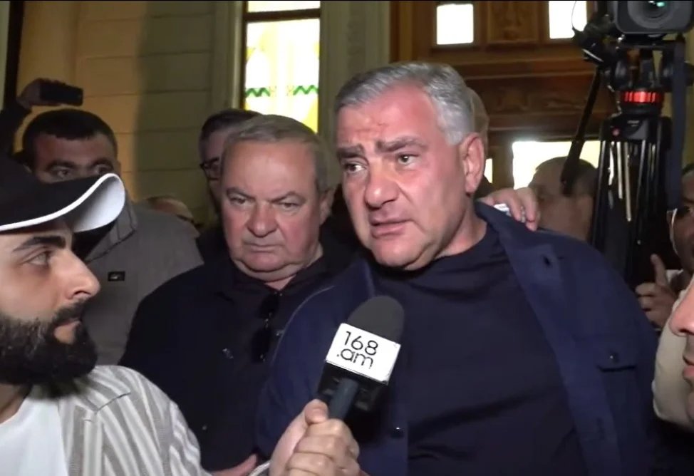 Samvel Karapetyan speaks to the press on Tuesday before being detained by the police. Screenshot: 168.am / YouTube