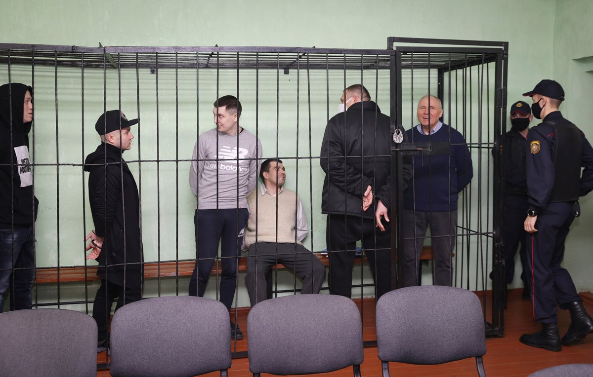 Сергей Тихановский (в центре, спиной к камере) во время заседания суда в Гомеле, Беларусь, 14 декабря 2021 года. Фото: Сергей Холодилин / BelTA / AP / Scanpix / LETA