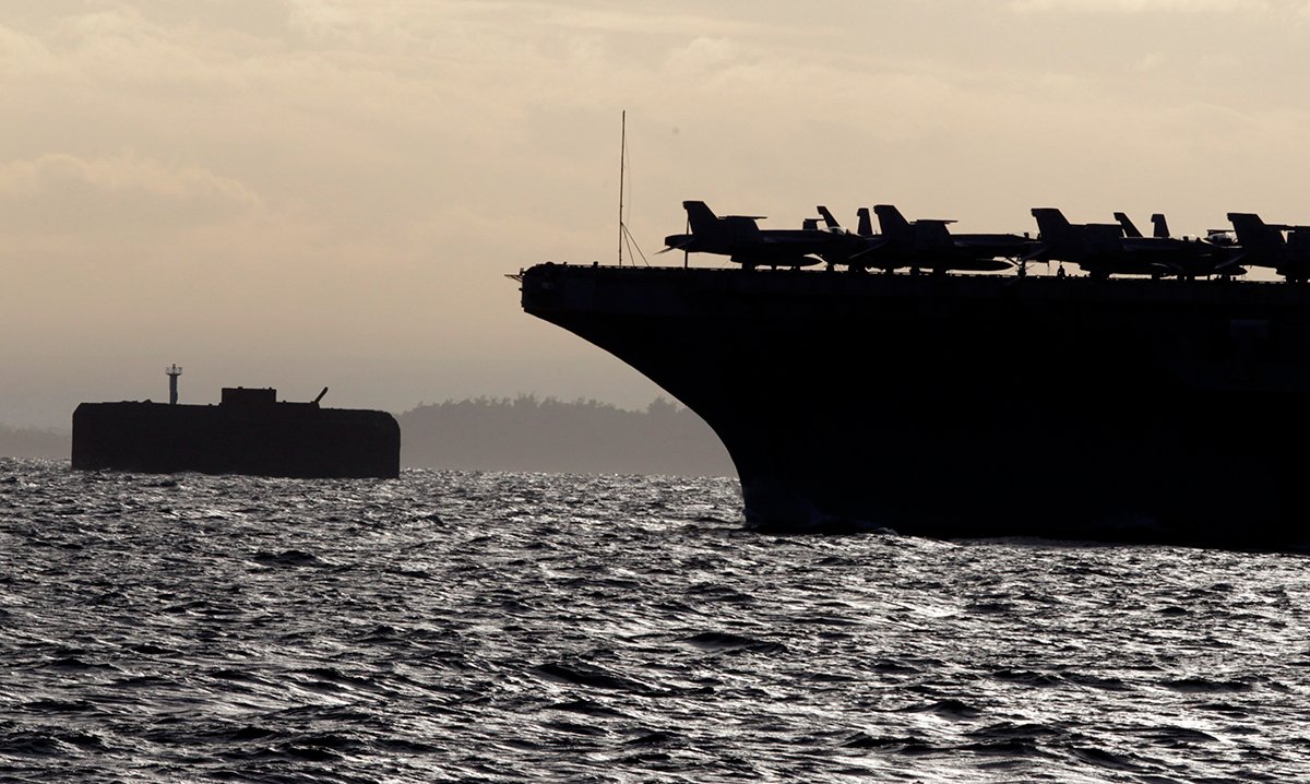 Атомный авианосец USS George Washington, водоизмещением 97 000 тонн из состава 7-й флотилии США, недалеко от форта времен Второй мировой войны в Манильском заливе, Филиппины. Фото: Dennis M. Sabangan / EPA
