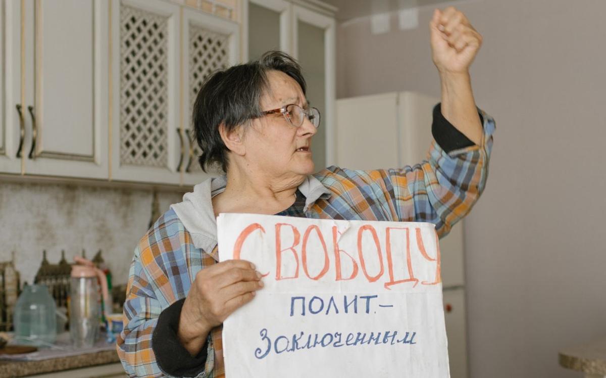 Anastasia Gordienko with a placard saying “Freedom to political prisoners”. Photo: OVD-Info