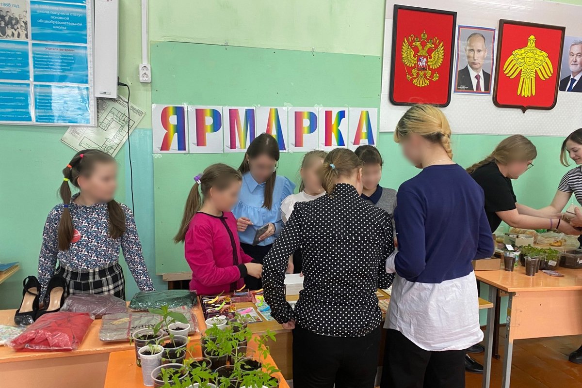 Учащиеся школы на благотворительной ярмарке, 26 апреля 2024 года. Фото: Вертепская ООШ /  VK