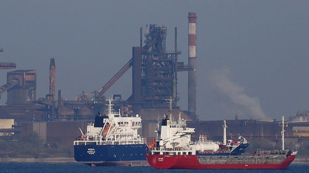 Несмотря на блокировку Ормузского пролива, через него продолжают проходить танкеры. За сутки через него проплыли как минимум два судна