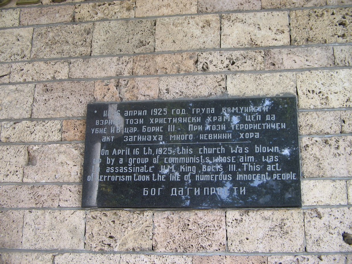 Памятная табличка жертвам теракта, 2005 год. Фото: Konstantin~commonswiki / Wikimedia (CC BY-SA 3.0)
