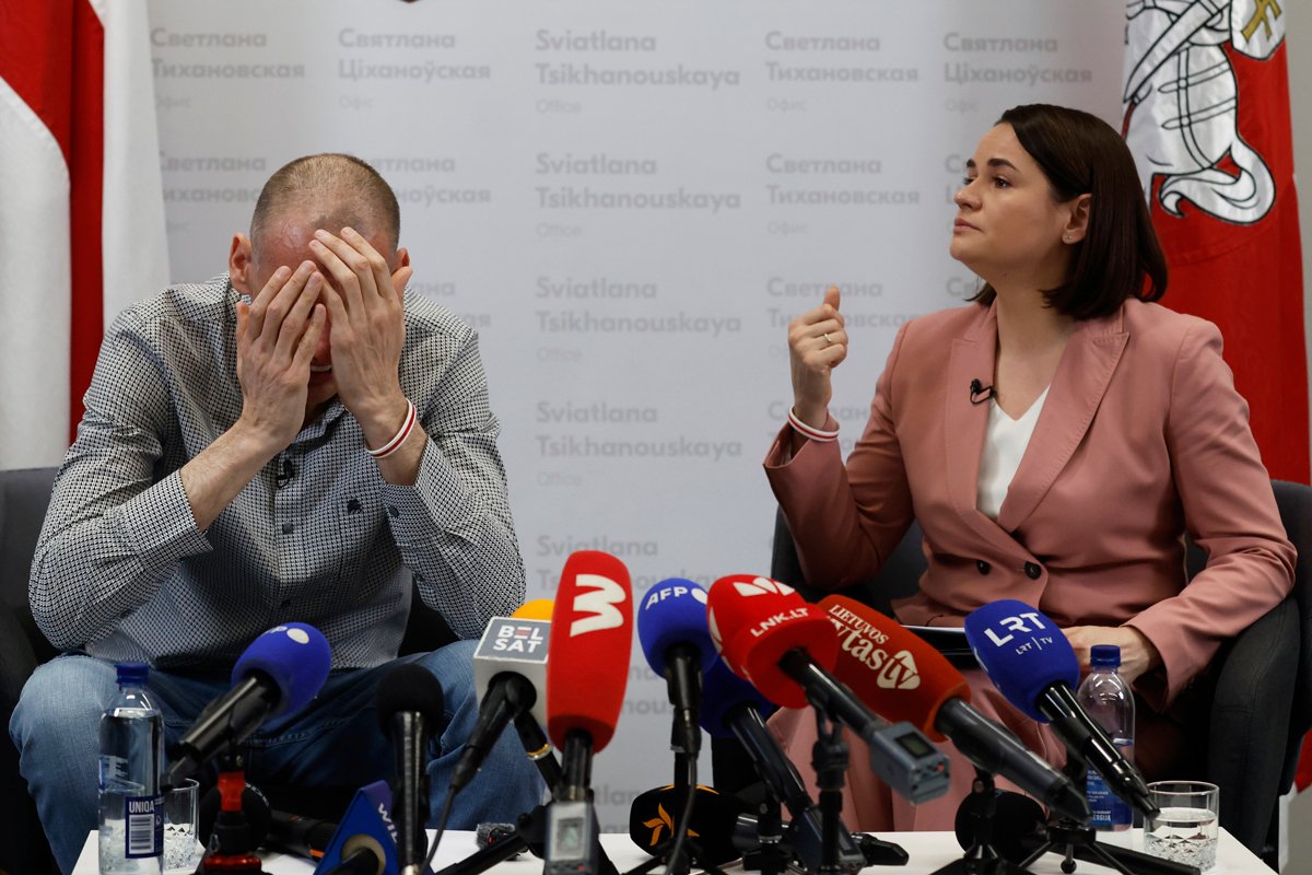 Светлана Тихановская и ее муж Сергей Тихановский во время пресс-конференции в Вильнюсе, Литва, 22 июня 2025 года. Фото: Mindaugas Kulbis / AP Photo / Scanpix / LETA