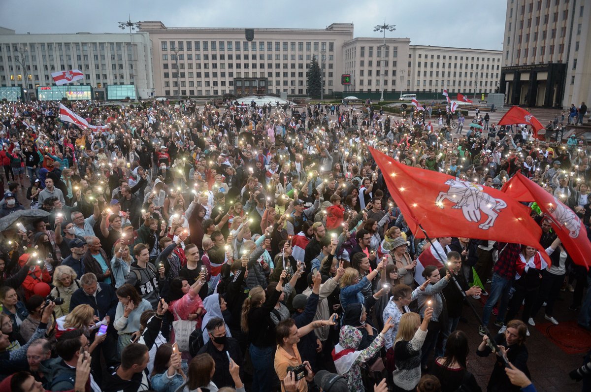 Митинг против результатов выборов и полицейского насилия в Минске, Беларусь, 19 августа 2020 года. Фото: Yauhen Yerchak / EPA