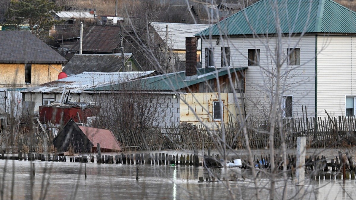 В российских регионах паводки затапливают улицы городов и сносят мосты