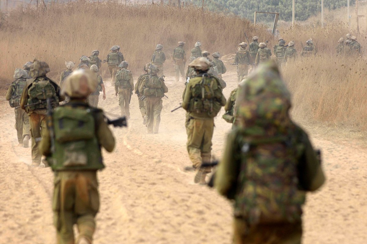 Израильские войска возвращаются из южного Ливана в районе пограничной деревни Маргалиот, север Израиля, вторник, 15 августа 2006. Фото: Nir Kafri / Bloomberg / Getty Images