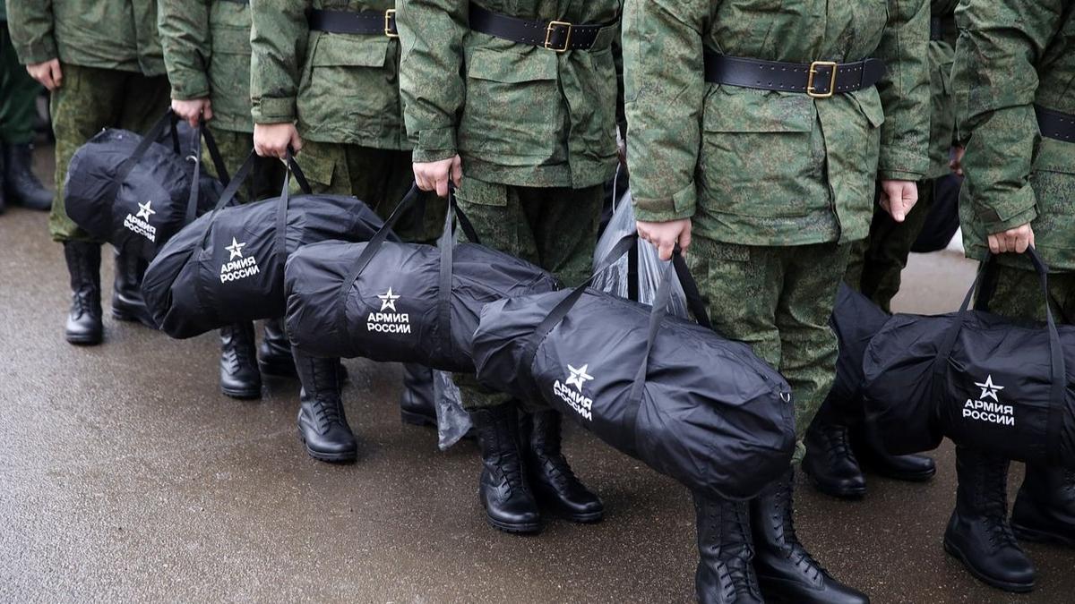 В забайкальской военной части нашли повешенным мобилизованного. Родные уверены, что его убили